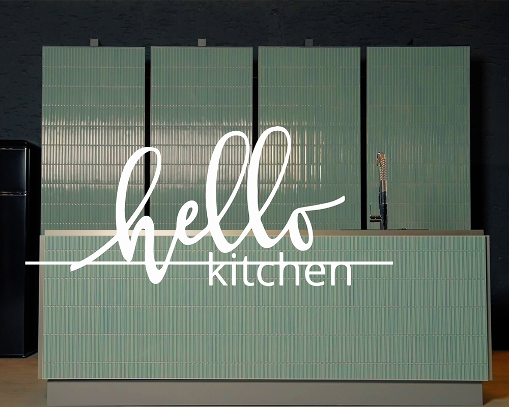 Startbild für die Filmproduktion und Videoproduktion von Hello Kitchen im Handelszentrum 16 in Bergheim. Gemeinsam mit Marco Sillaber haben wir eine Partnerschaft Logo von Hellokitchen. Im Hintergrund eine Küche in Grün.
